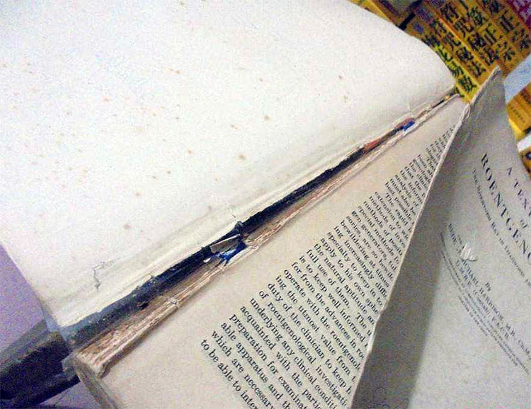 热熔胶老化，导致书本脱页