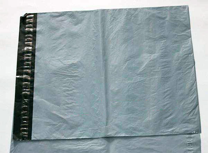 上胶温度太高，导致快递袋封口处变形、起皱