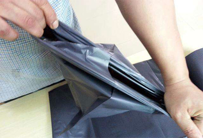 快递袋遇水后，封口处也没有开胶