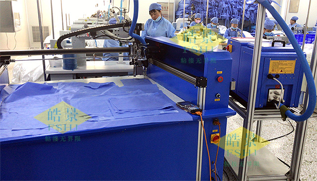 对防护服无纺布进行喷胶粘接复合