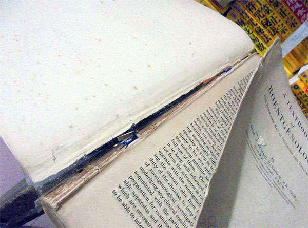 书的装订胶开了