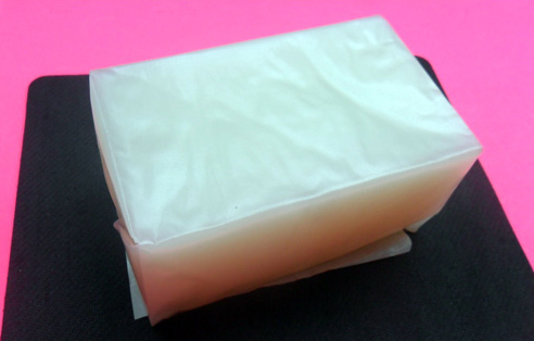 块状热熔胶需用离型纸包裹着