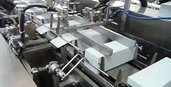 用热熔胶粘纸盒的顶盖和底盖