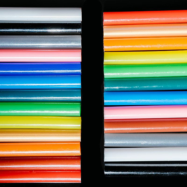 不同颜色的热熔胶棒