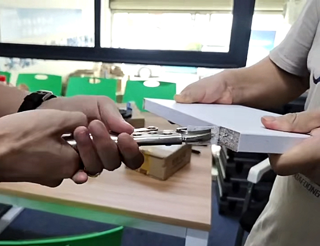 热熔胶拉力测试，看是否粘得牢固