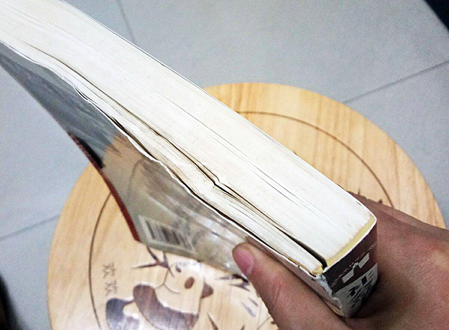 书本脊背发脆导致断裂