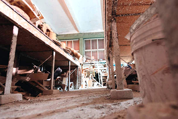 存放的热熔胶的环境恶劣