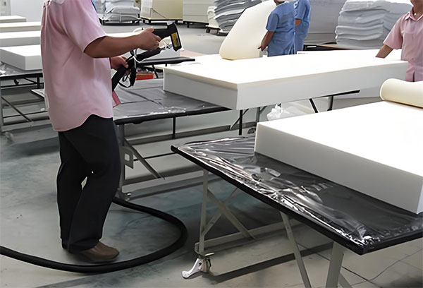 给床垫喷涂热熔胶